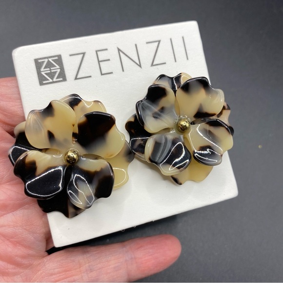 ZENZII Faux Tortoise Shell Post Style Acrylic Flower Earrings Anthropologie NEW - Picture 5 of 5